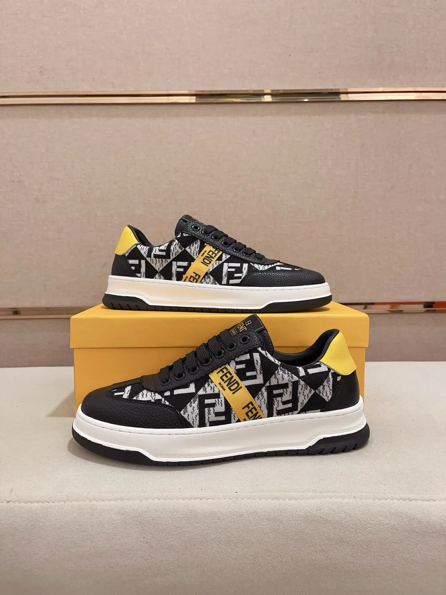 Men's shoes💰: 400💰[Fendi] Fendi's latest casual shoes for men! Available at counters simultaneously! A one-to-one replica of the original. All imported official website one-to-one cowhide fabric. The interior is made of top-grade sheepskin, and the original factory-supplied rubber outsole is used. Leading new fashion concepts. Matching code: 38-44. (can be customized for 45 non-refundable)